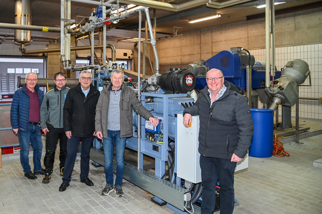 Beim Herzstück des neuen Blockheizkraftwerks in der Kläranlage Zellhof des Reinhalteverbands Trumerseen: GF Karl Kreuzhuber, Klärfacharbeiter Christian Vitzthum, LR Josef Schwaiger, Wolfgang Gärtner (Gärtner Stromerzeuger) und Obm. Bernhard Seidl.